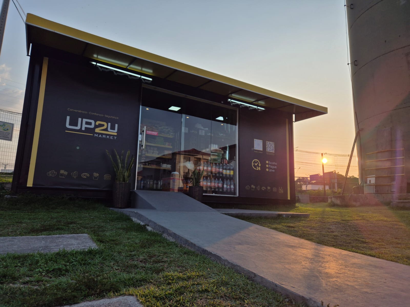 Hélio Santos, CEO da UP2U Market, em uma loja autônoma Shopway